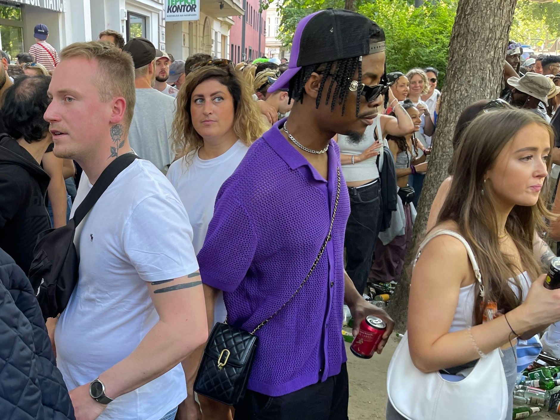 Ein nachdenklicher Auftritt in Schwarz-Lila