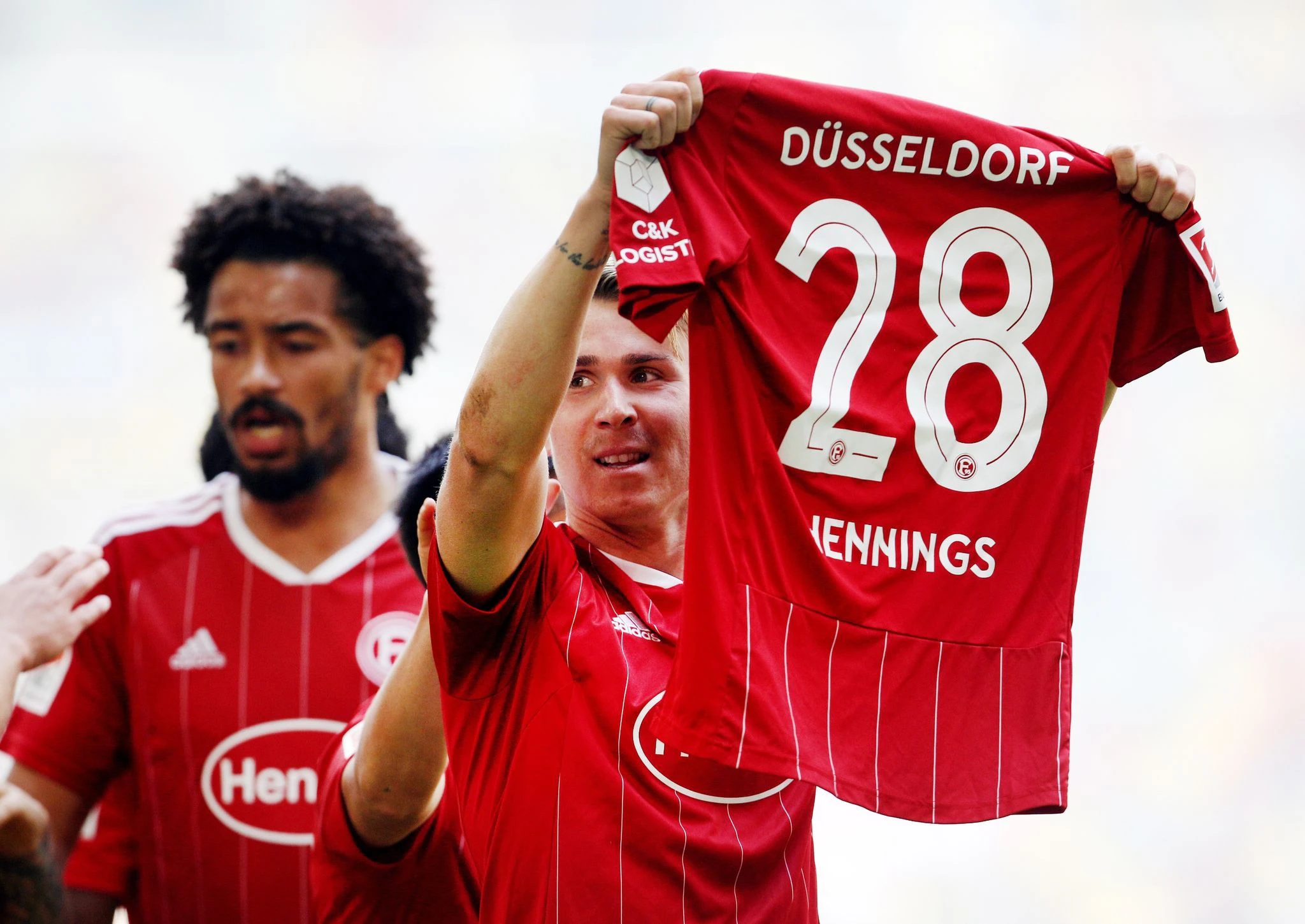 Felix Klaus würdigt nach seinem Treffer zum zwischenzeitlichen 2:2-Ausgleich Rouwen Hennings, der die Fortuna am Saisonende verlassen wird.  