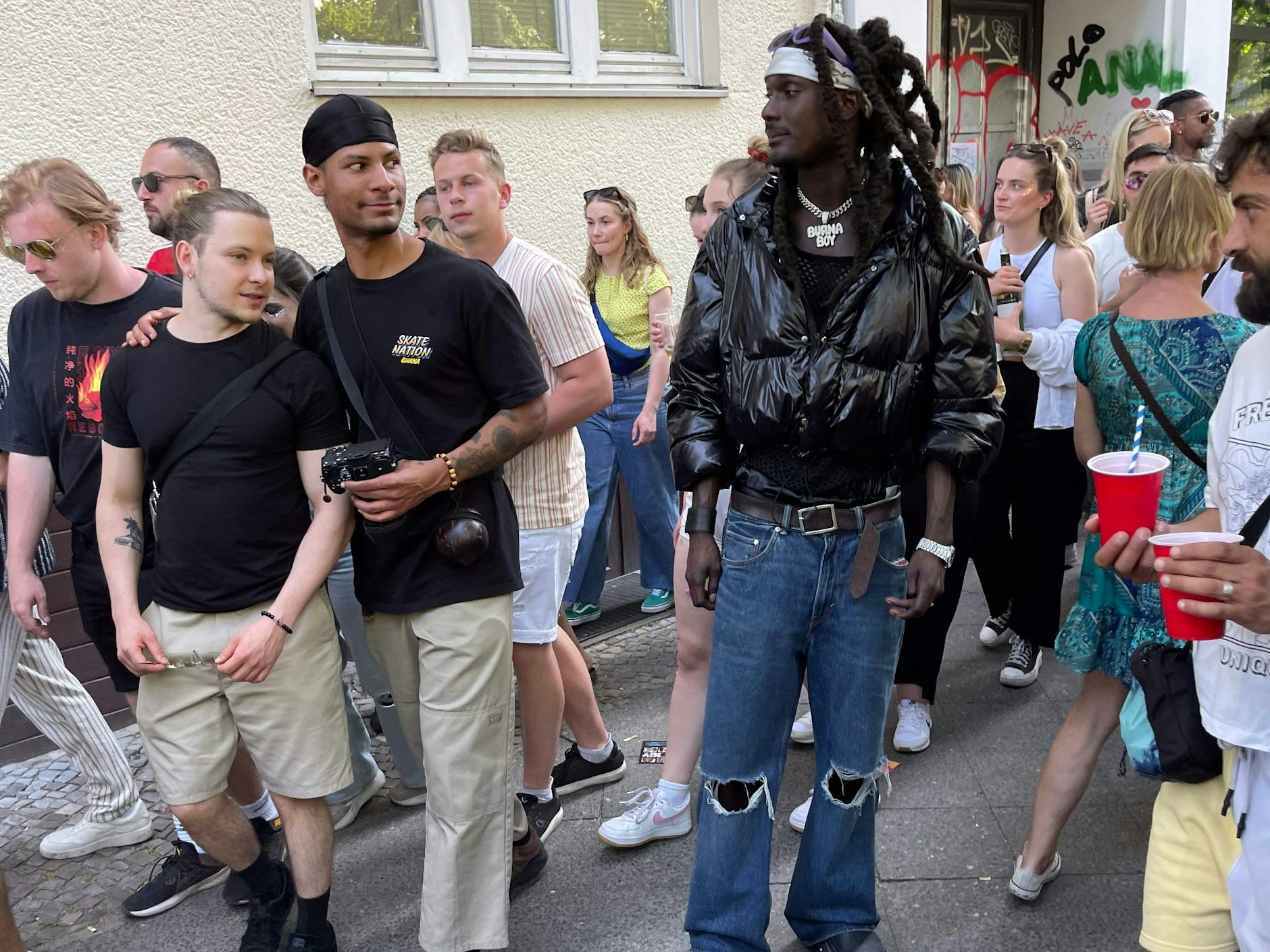 Ein nahezu afrofuturistisches Outfit, das fiel auf.