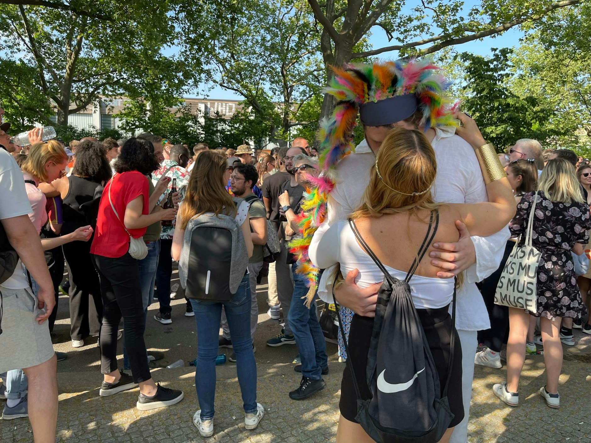 Geküsst wurde viel auf dem Karneval der Kulturen, hier zu sehen: ein Regenbogen-Häuptling mit einer Nike-Prinzessin.&nbsp;
