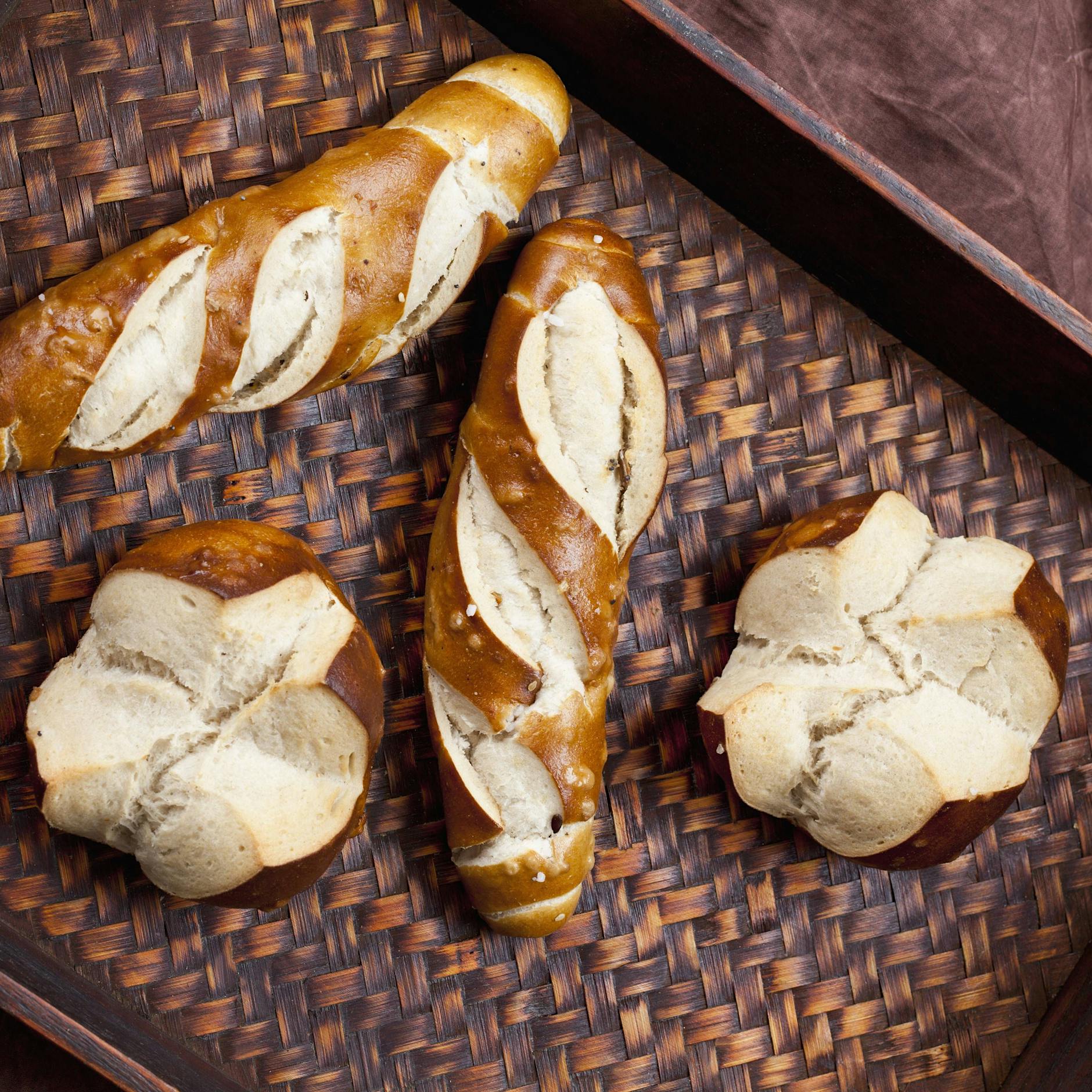 Schnelles Rezept für Laugenbrötchen – wie frisch vom Bäcker!
