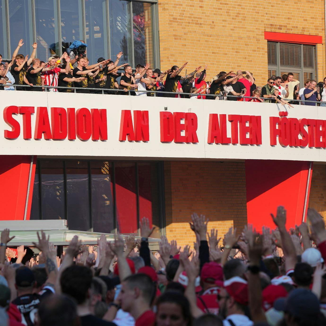 Ausgelassene Stimmung hinter der Haupttribüne im Stadion an der Alten Försterei