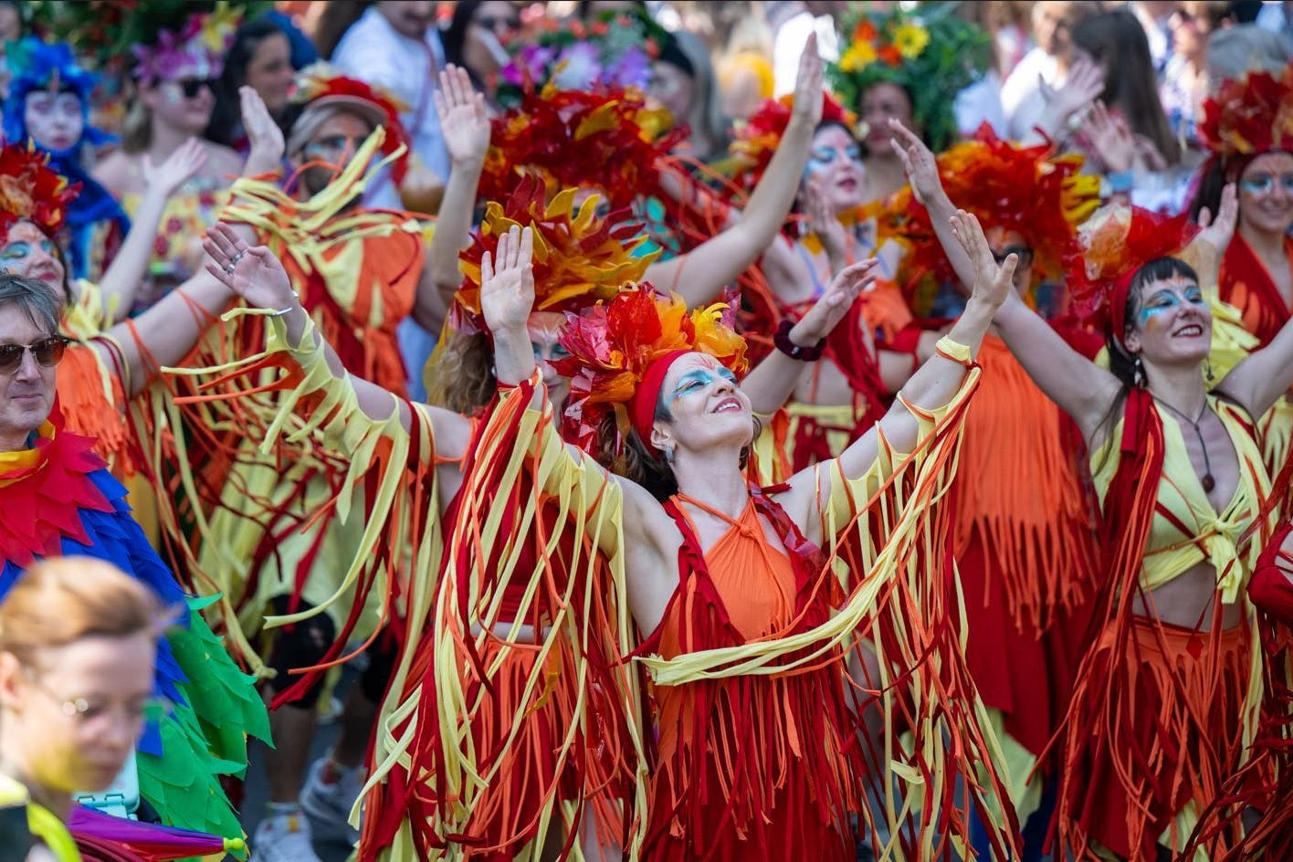Berlin: Mitglieder der Gruppen Furiosa Samba Band und Cipriano Dance tanzen beim Umzug des Karnevals der Kulturen.