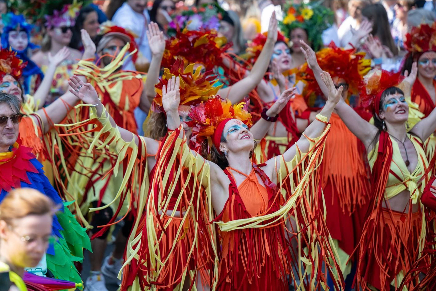 Berlin: Mitglieder der Gruppen Furiosa Samba Band und Cipriano Dance tanzen beim Umzug des Karnevals der Kulturen.