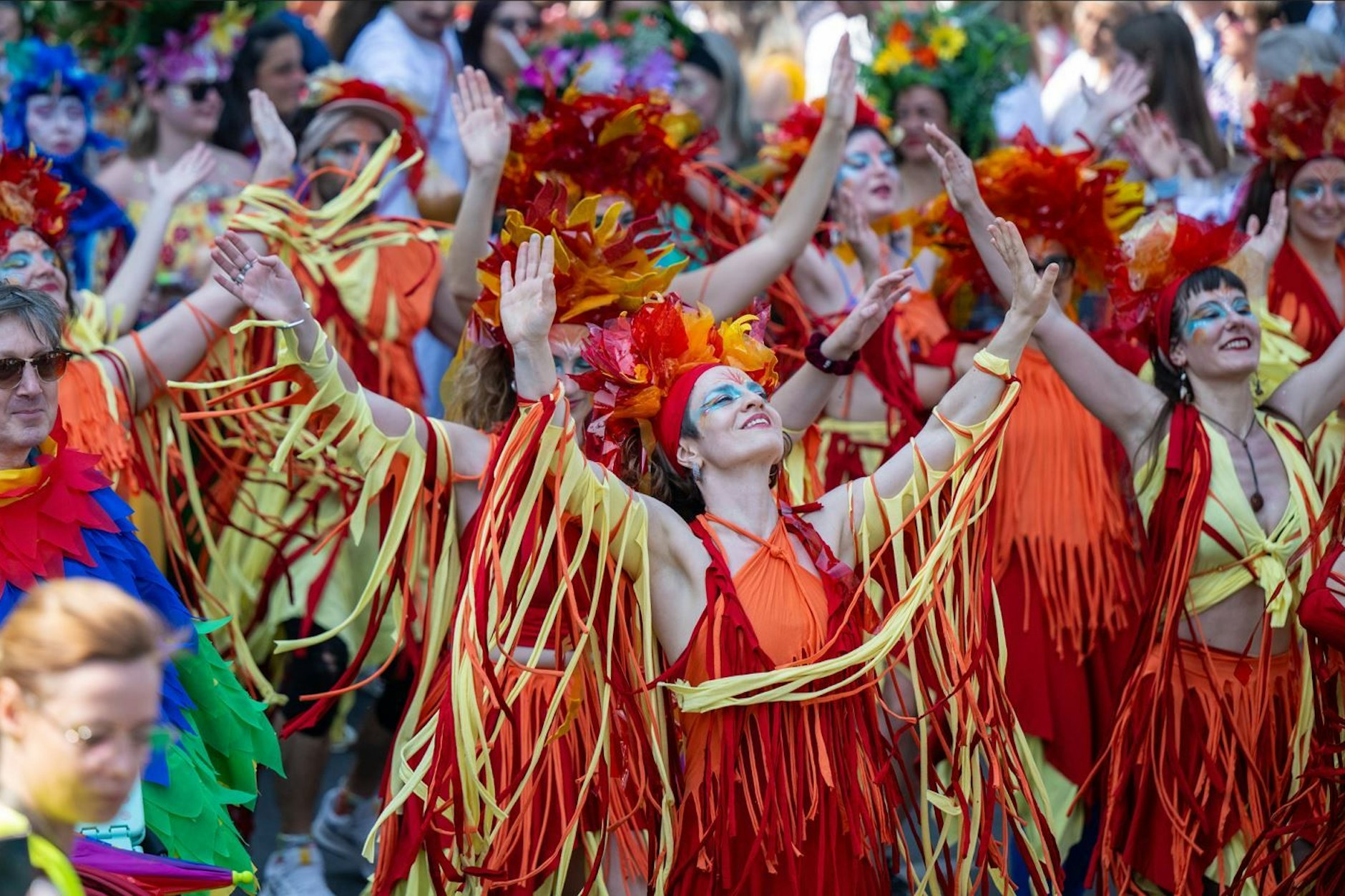 Berlin: Mitglieder der Gruppen Furiosa Samba Band und Cipriano Dance tanzen beim Umzug des Karnevals der Kulturen.