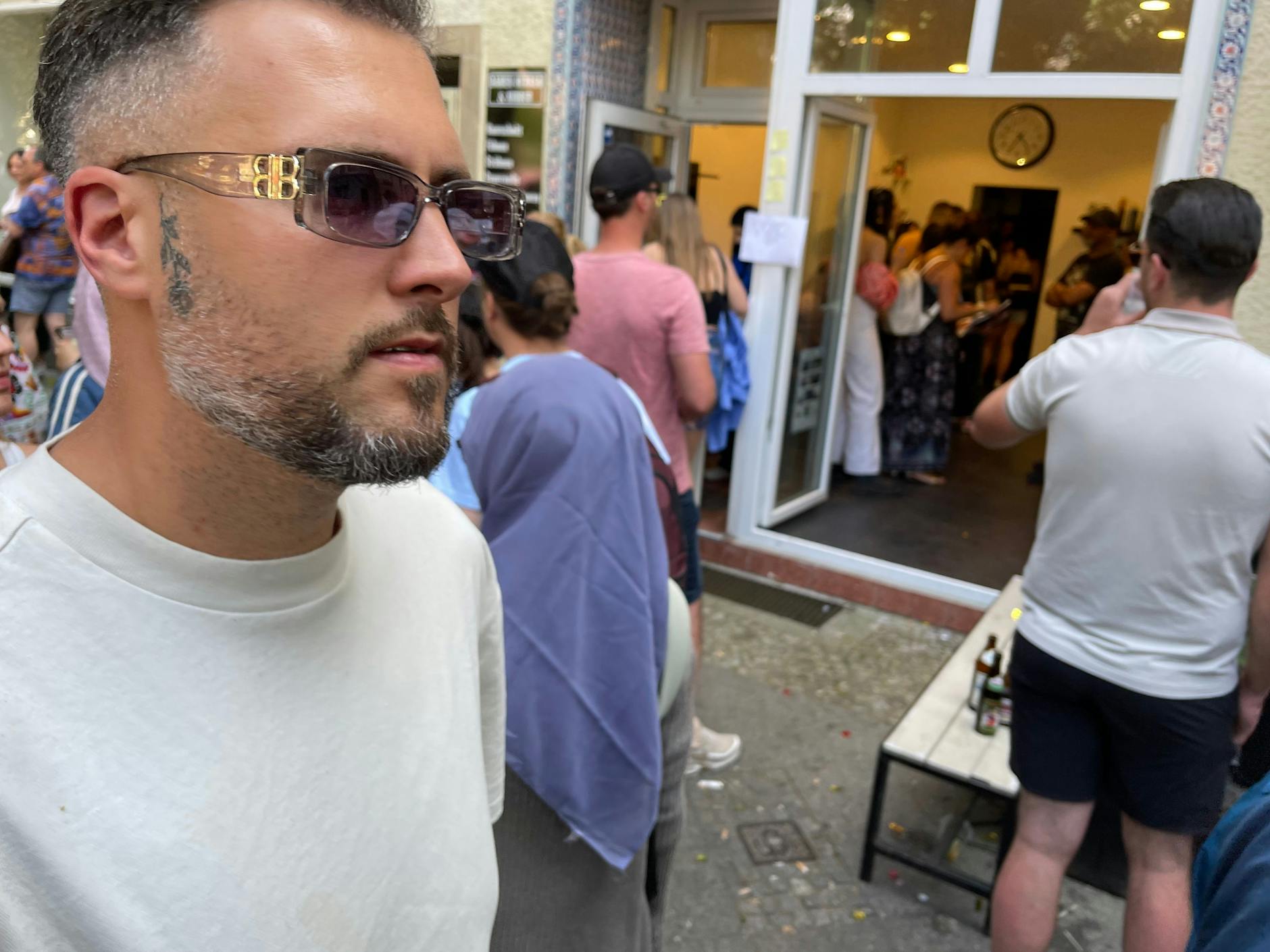 Dieser Herr entschied sich dagegen für ein durchsichtiges Balenciaga-Modell. Man beachte das Rosen-Tattoo am oberen Kiefer.