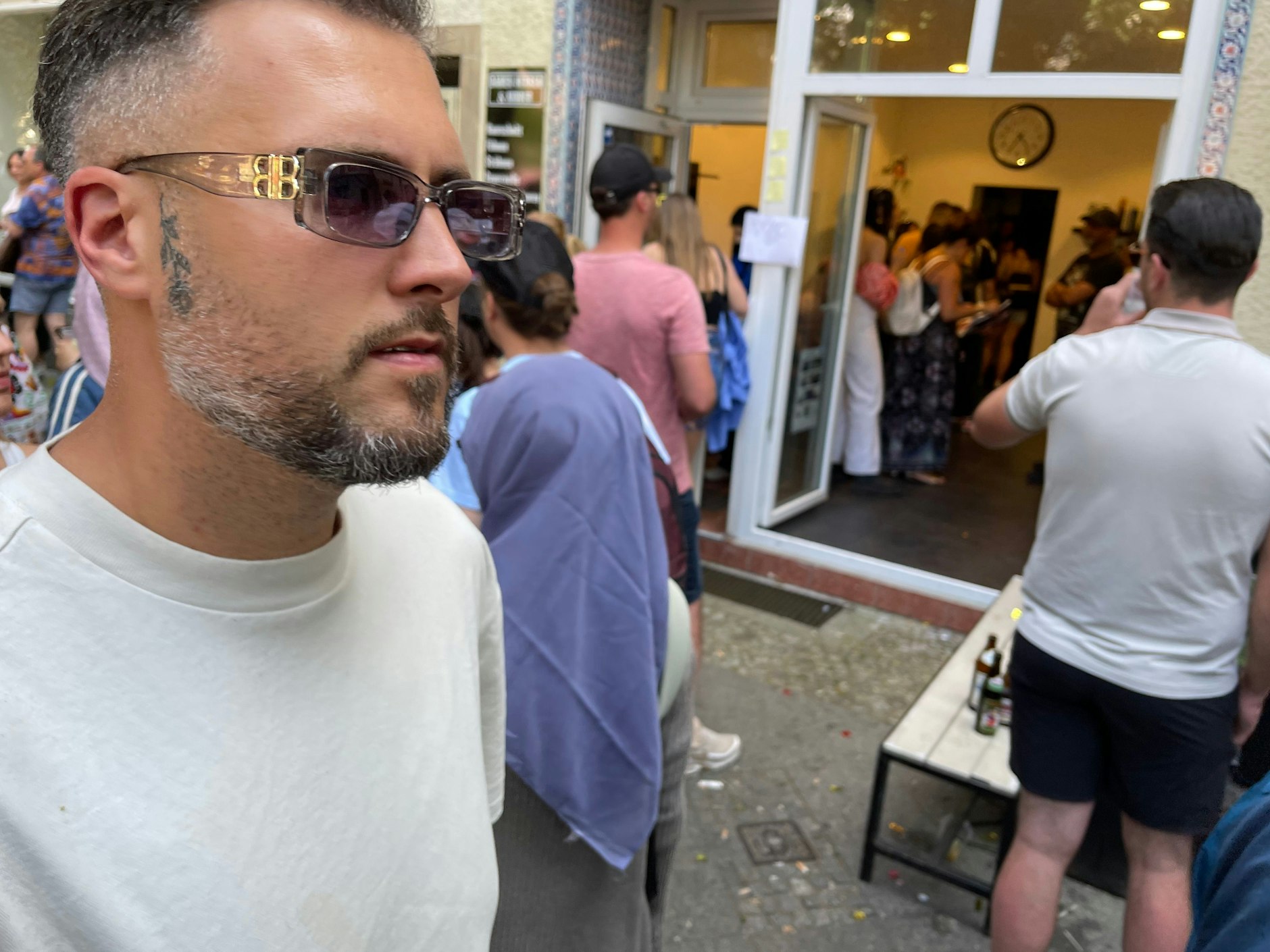 Dieser Herr entschied sich dagegen für ein durchsichtiges Balenciaga-Modell. Man beachte das Rosen-Tattoo am oberen Kiefer.