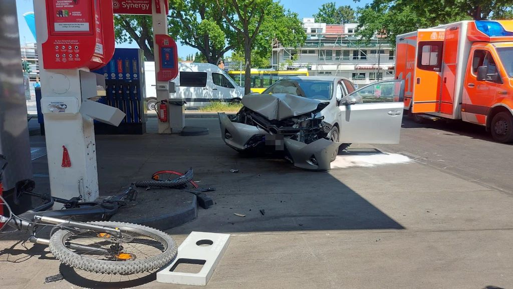 Polizei-Ticker Berlin +++ Pkw erfasst Fahrradfahrer und kracht in Tankstelle +++ Maskierte greifen Barbesucher an +++