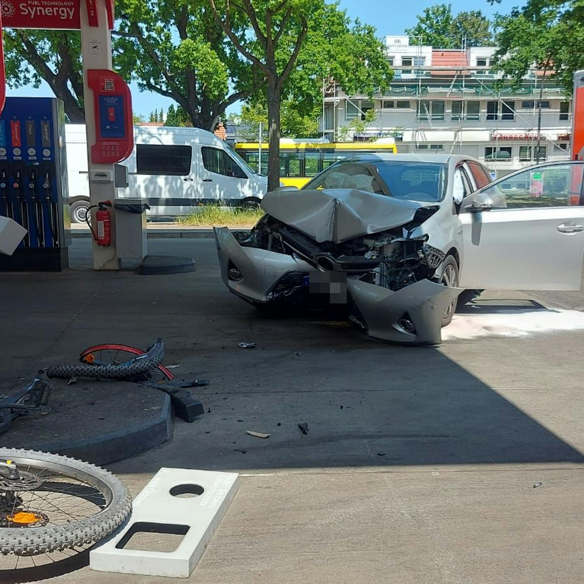 Polizei-Ticker Berlin ++ Pkw erfasst Fahrradfahrer und kracht in Tankstelle ++