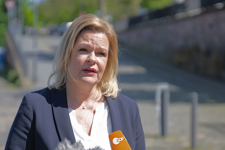 Nancy Faeser spricht zu Journalisten.  