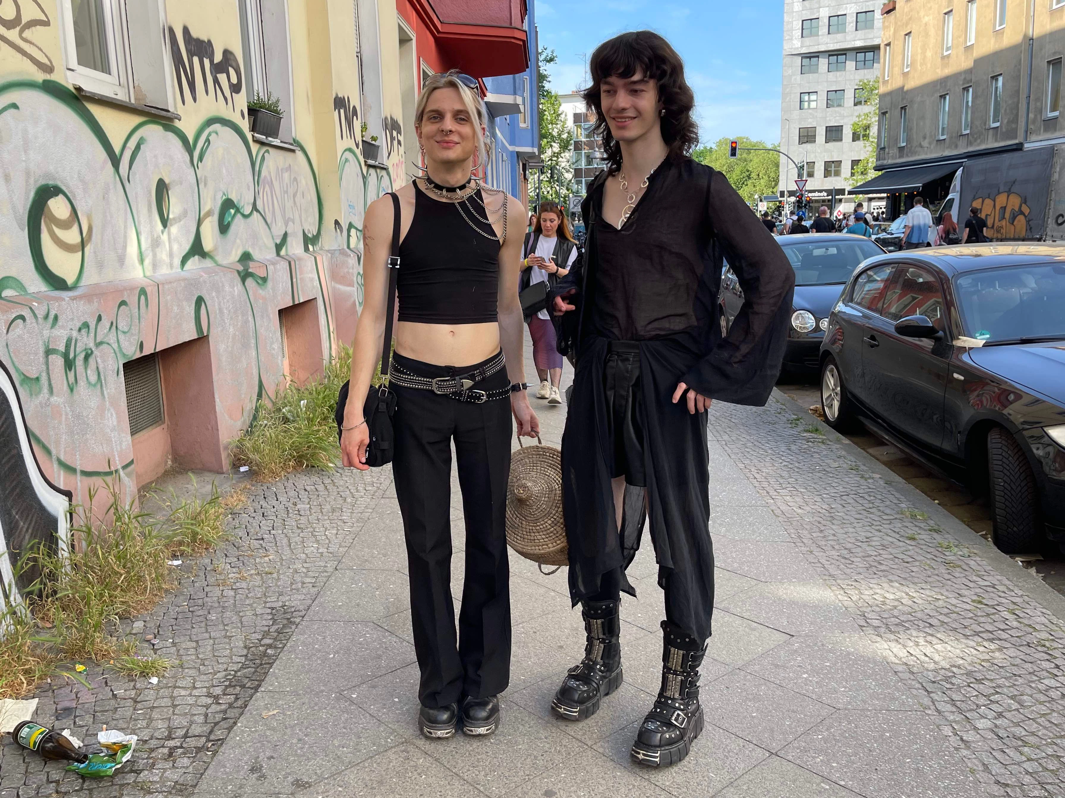 Ein schönes Paar auf dem Weg zum Karneval