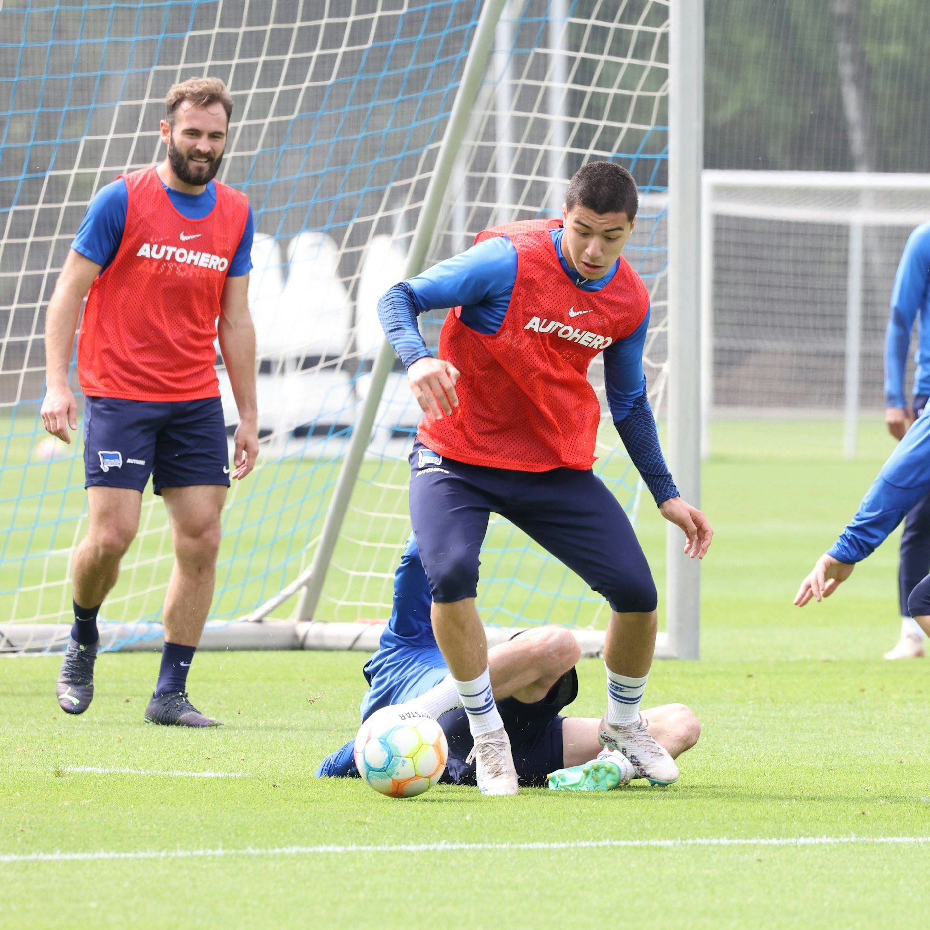 Herthas Talent Ibrahim Maza trickst im Training. Da staunt sogar Lucas Tousart im Hintergrund.