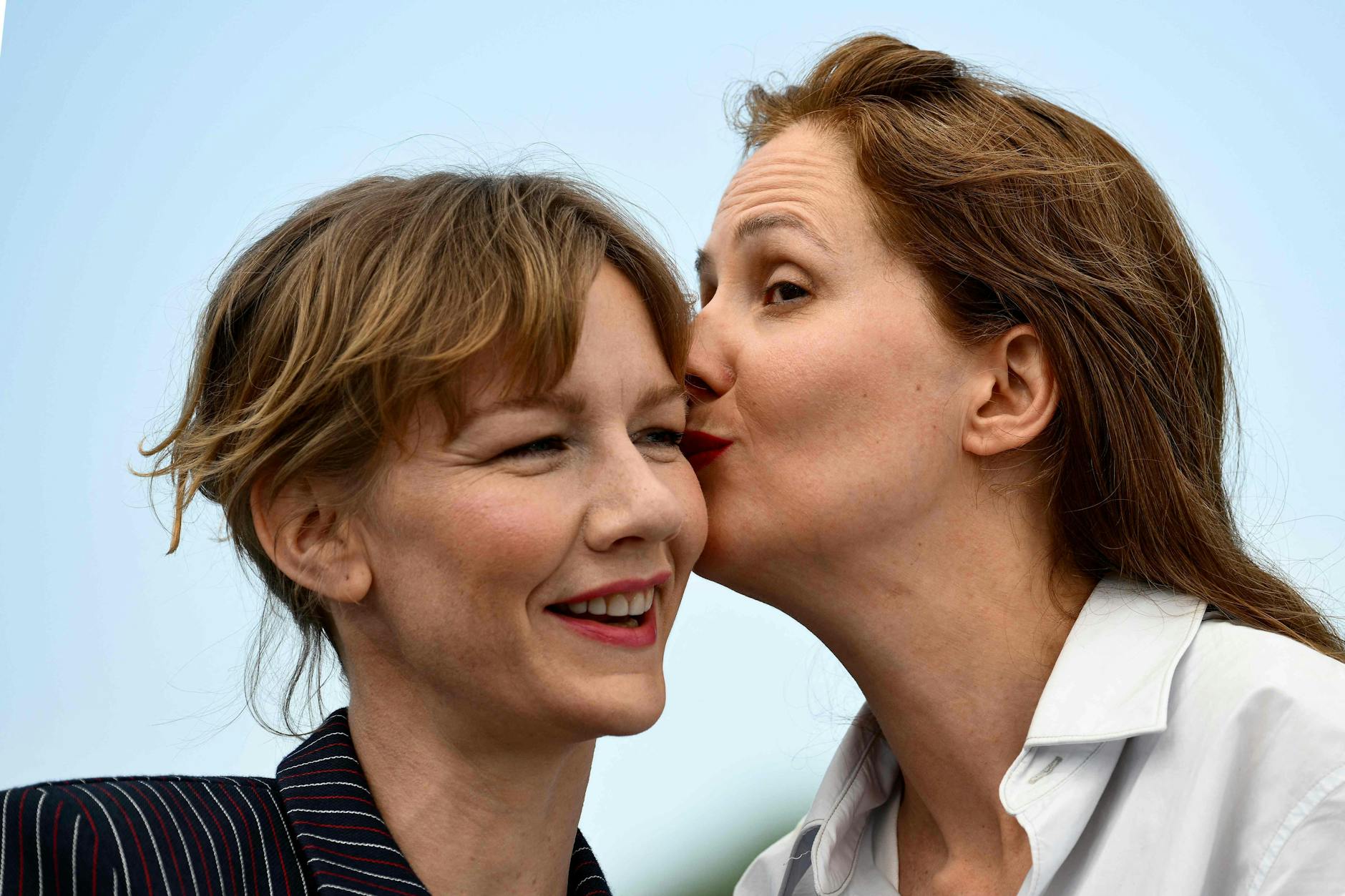 Un beso para la actriz principal: las directoras Justine Triet y Sandra Holler en Cannes.