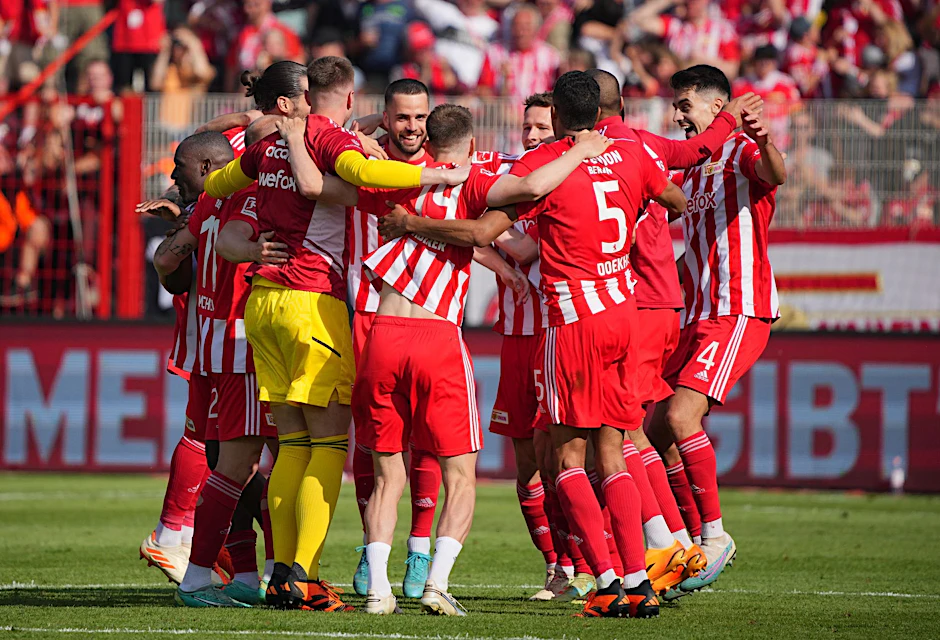 Unions Spieler jubeln nach Spielende.  