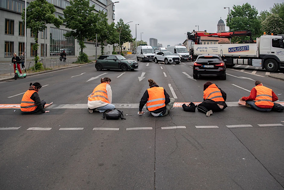 Aktivisten der Letzten Generation während einer Straßenblockade