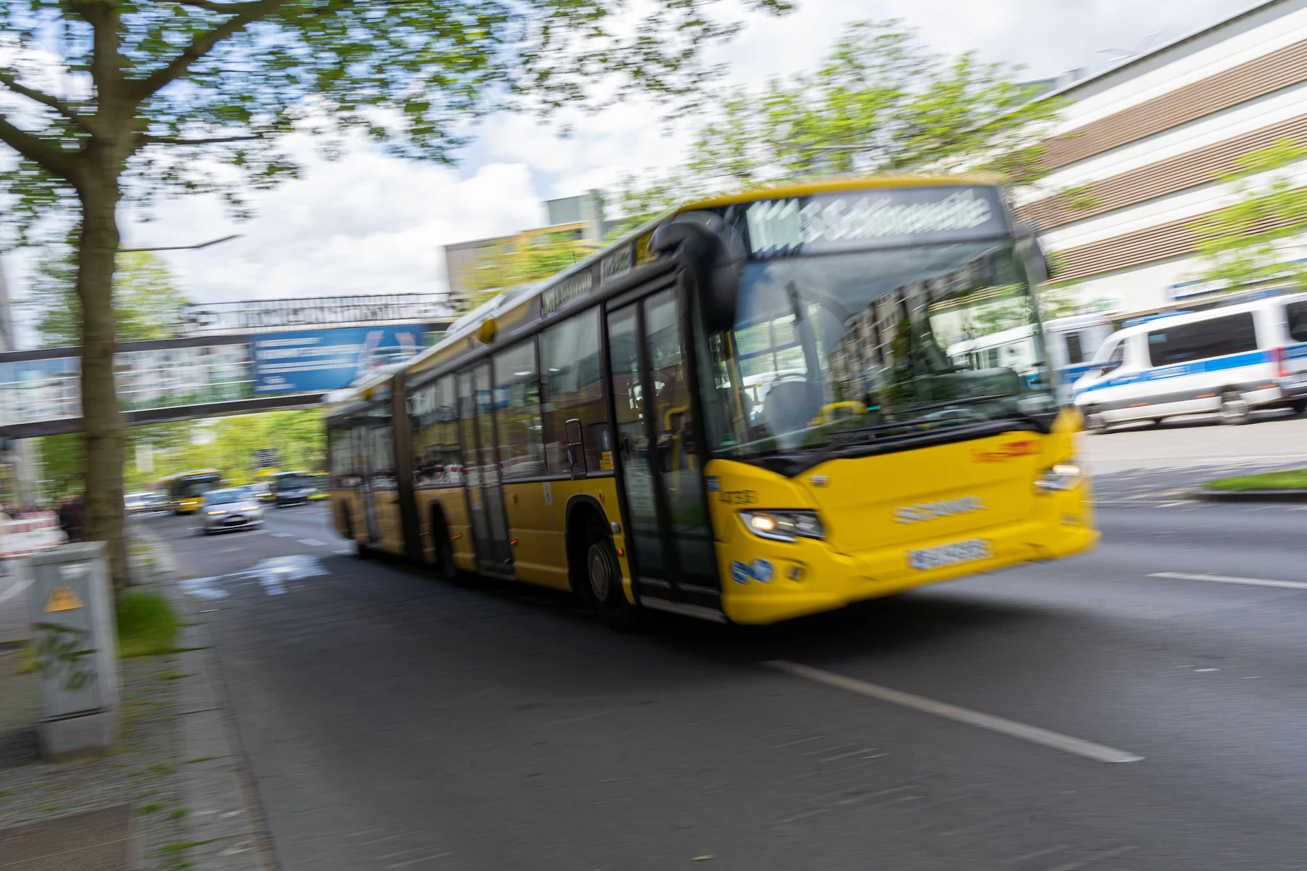 Mann fügt Fahrgästen in BVG-Bus Schnittverletzungen zu