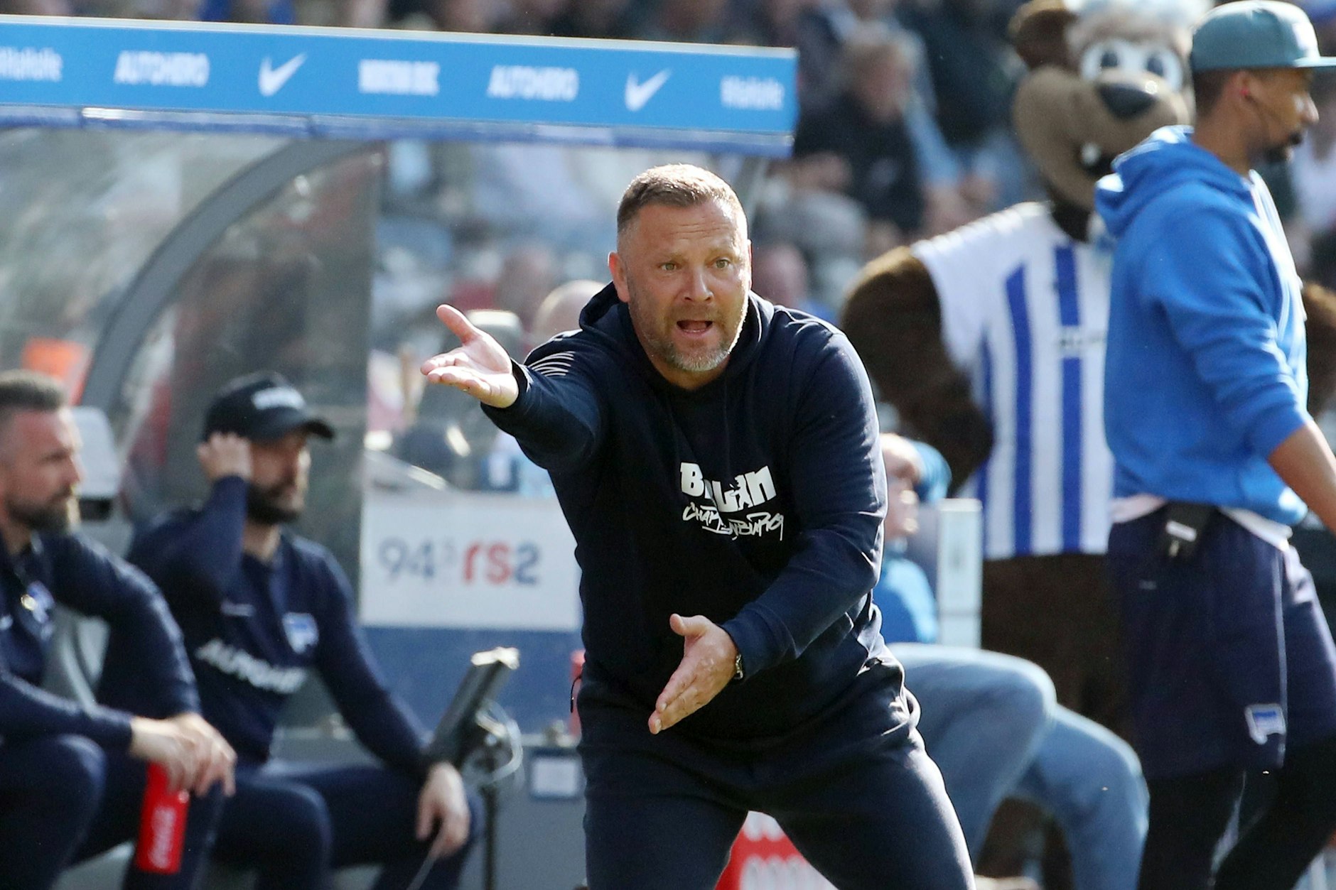 Pal Dardai gibt die Richtung vor. Der Trainer baut nach Herthas Abstieg gerade ein neues Team mit jungen Spielern auf.