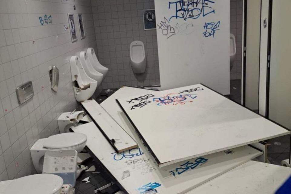 Ein Bild der Schande! Ein paar Fußallverbrecher zerstörten Gästetoiletten im Wolfsburger Stadion. 