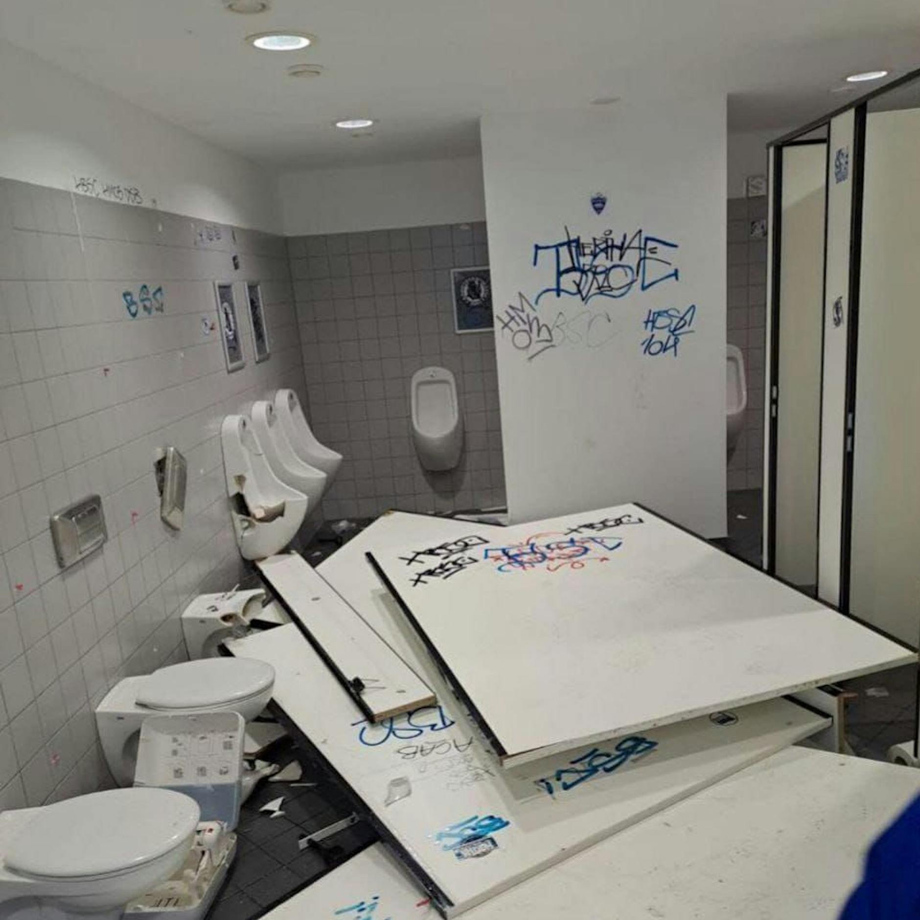 Toiletten in Wolfsburg zerstört! Herthas Fans entsetzt über ein paar „asoziale Idioten“