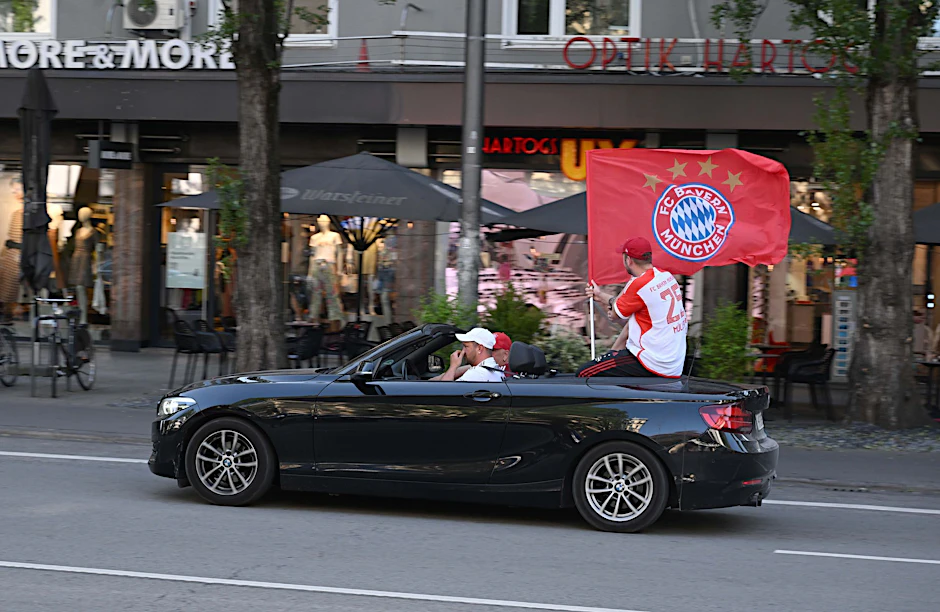 Bayern-Fans fahren nach der gewonnenen Meisterschaft über die Münchener Leopoldstraße.  