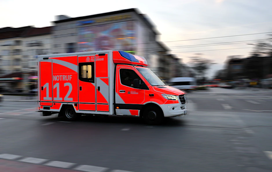 Ein Rettungswagen in Berlin im Einsatz.