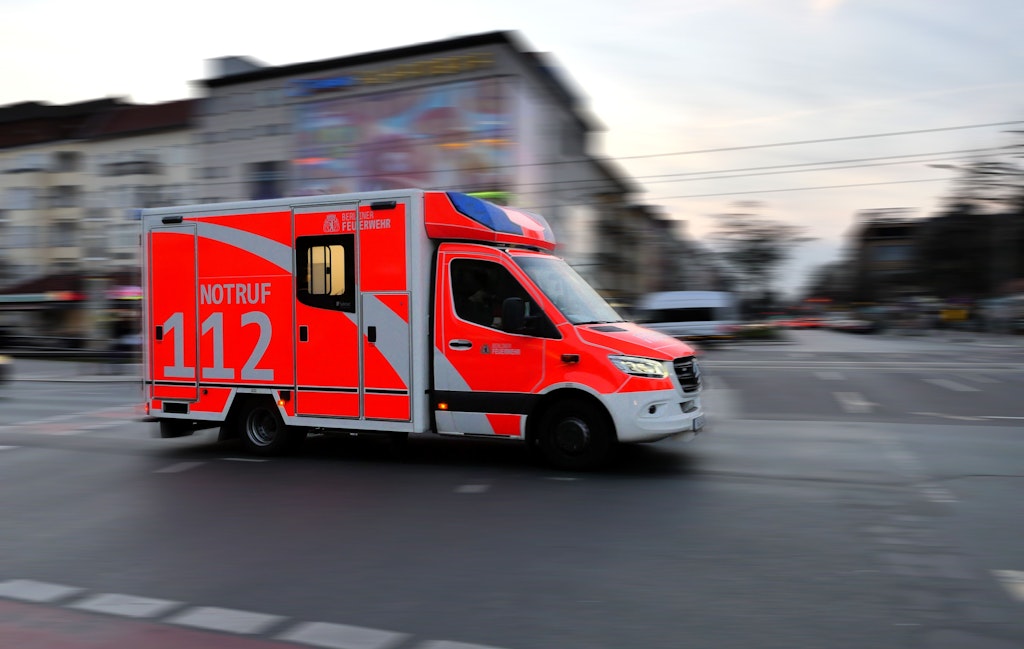 Unfall in Prenzlauer Berg: Autofahrer fährt gegen Kinderwagen – Baby in Klinik