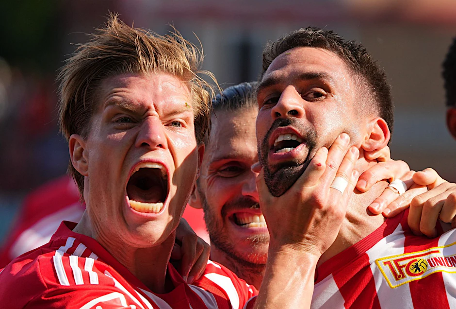 Unions Kevin Behrens (l) und Torschütze Rani Khedira bejubeln das 1:0.  