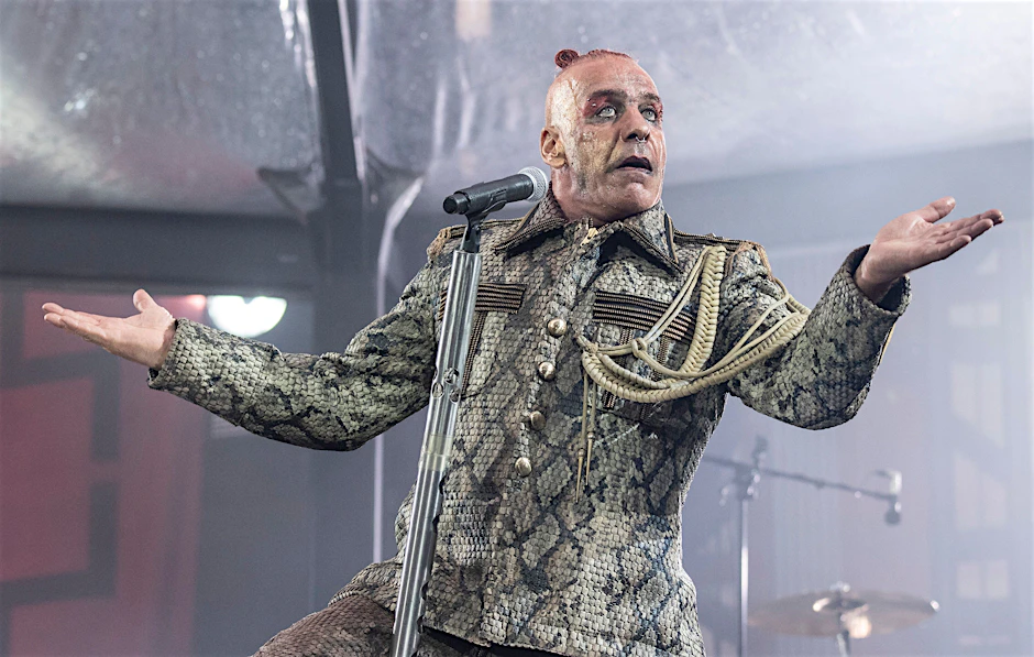 Till Lindemann, Frontmann der deutschen Rockband Rammstein, singt in der Commerzbank-Arena.