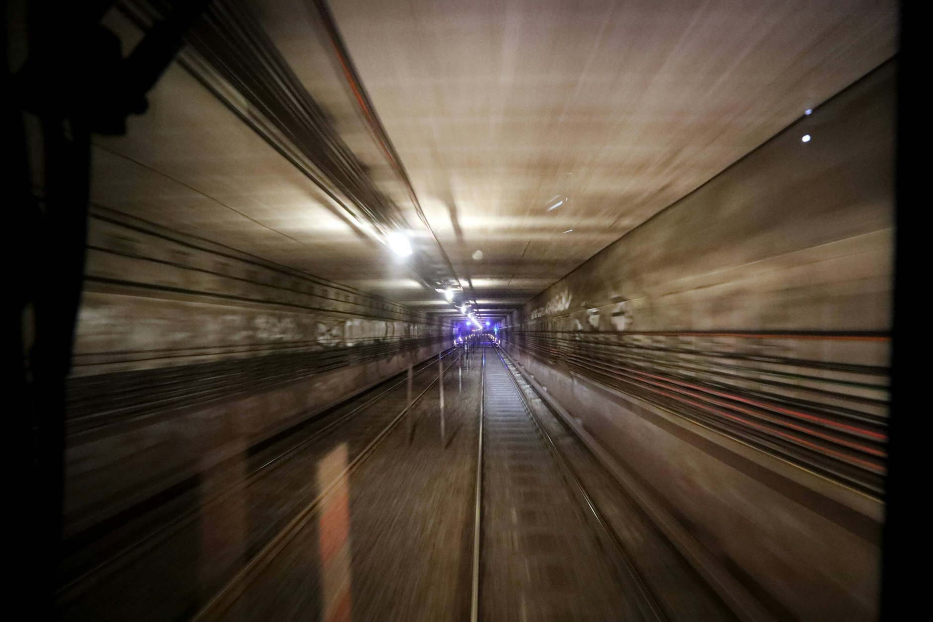 Ein U-Bahn-Tunnel in Berlin. Ein 25-Jähriger hat am Sonntag eine Stromschiene berührt.