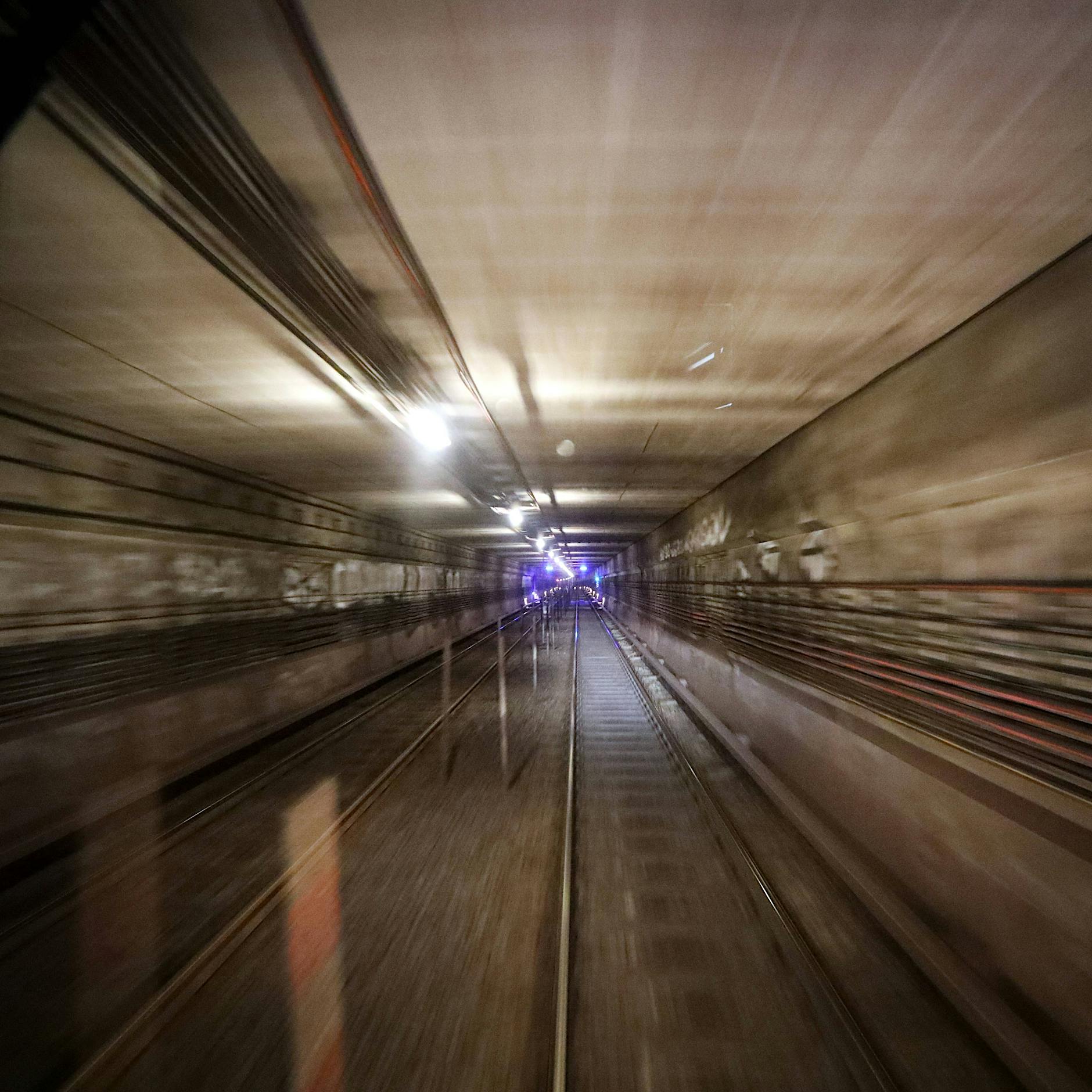 Kreuzberg: 25-Jähriger erleidet Stromschlag in U-Bahn-Tunnel
