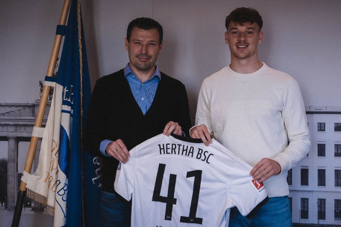 Vertrag perfekt! Sportdirektor Benjamin Weber und Youngster Pascal Klemens präsentieren nach der Unterschrift das Trikot mit der Nummer 41.