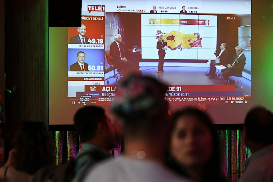 ARCHIV - Türkinnen und Türken in Berlin verfolgen die Ergebnisse der Stichwahl in der Türkei.  