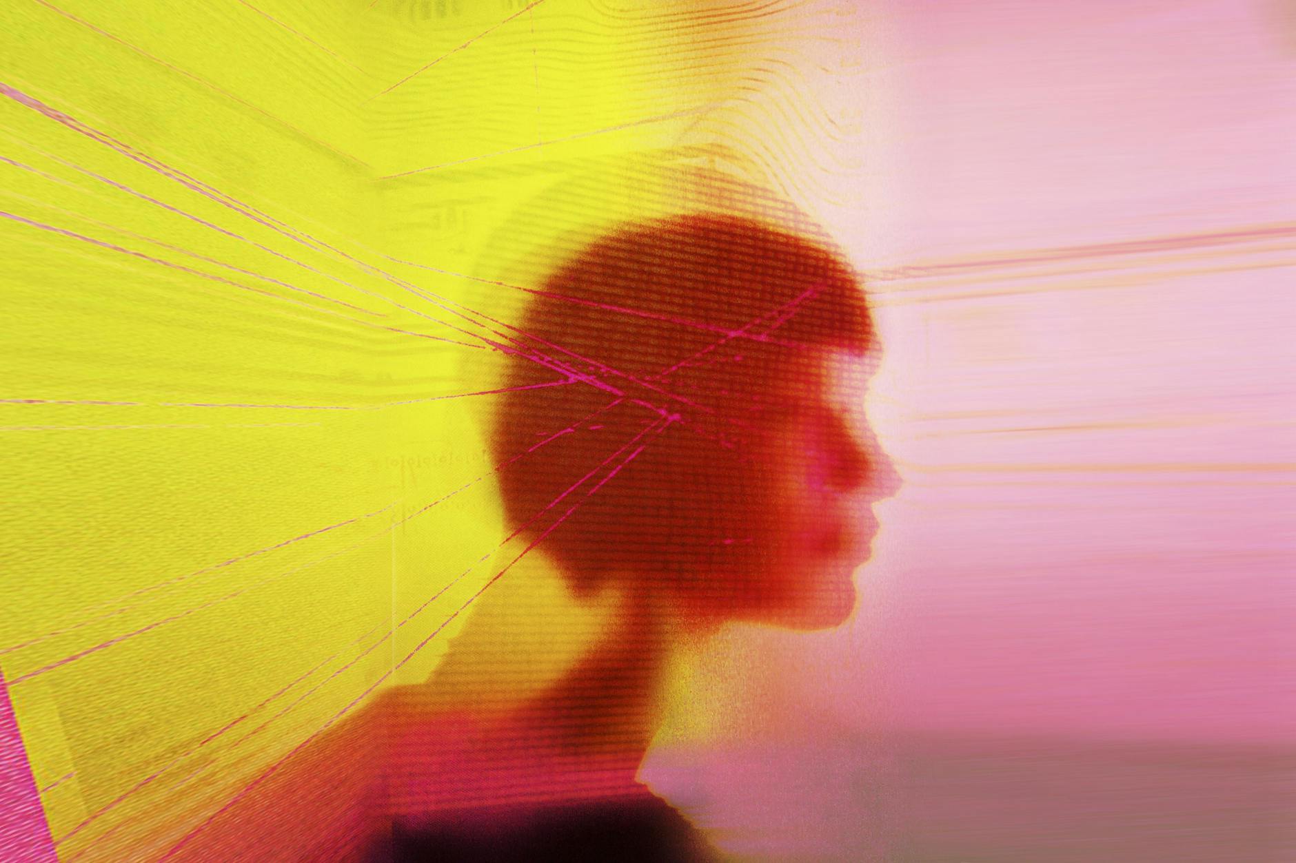 Kopf einer Frau mit Linien. Eine einfache Tablette soll die Verschlechterung der Hirnleistung bei älteren Menschen deutlich verlangsamen.