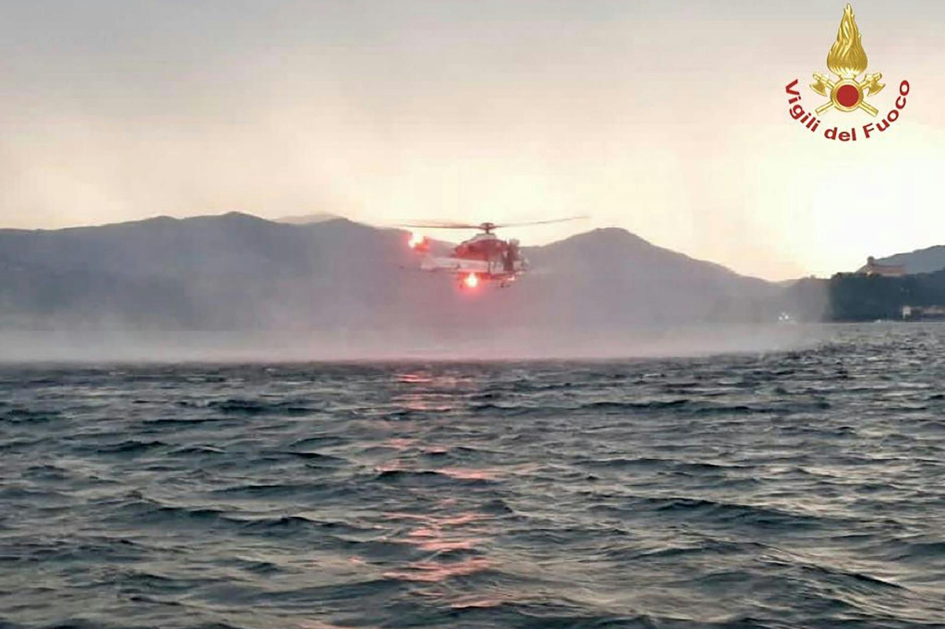 Rettungskräfte suchen per Hubschrauber nach Vermissten, nachdem ein Touristen-Boot auf dem italienischen Lago Maggiore gekentert ist. 