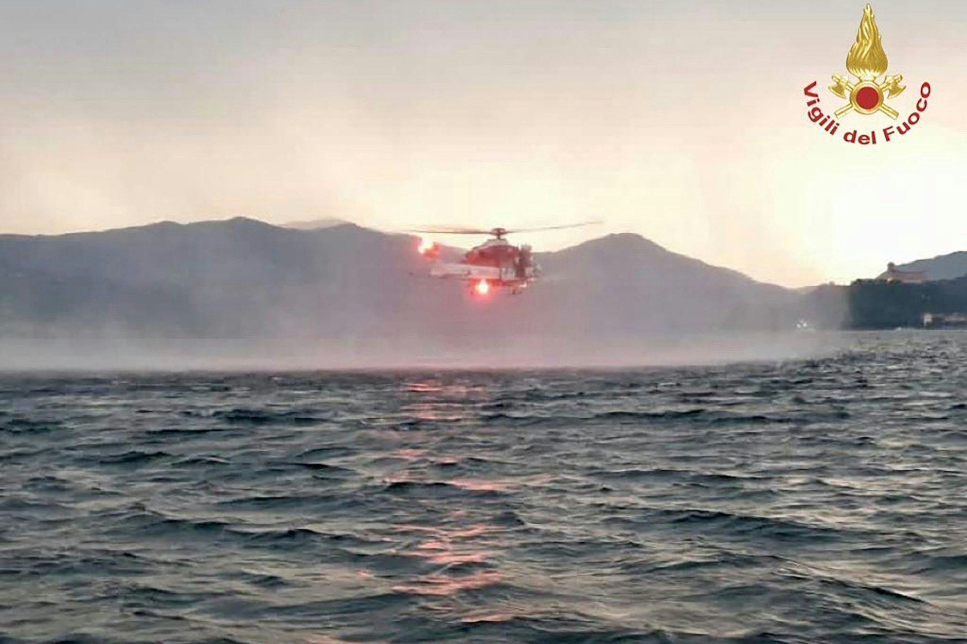 Rettungskräfte suchen per Hubschrauber nach Vermissten, nachdem ein Touristen-Boot auf dem italienischen Lago Maggiore gekentert ist.&nbsp;