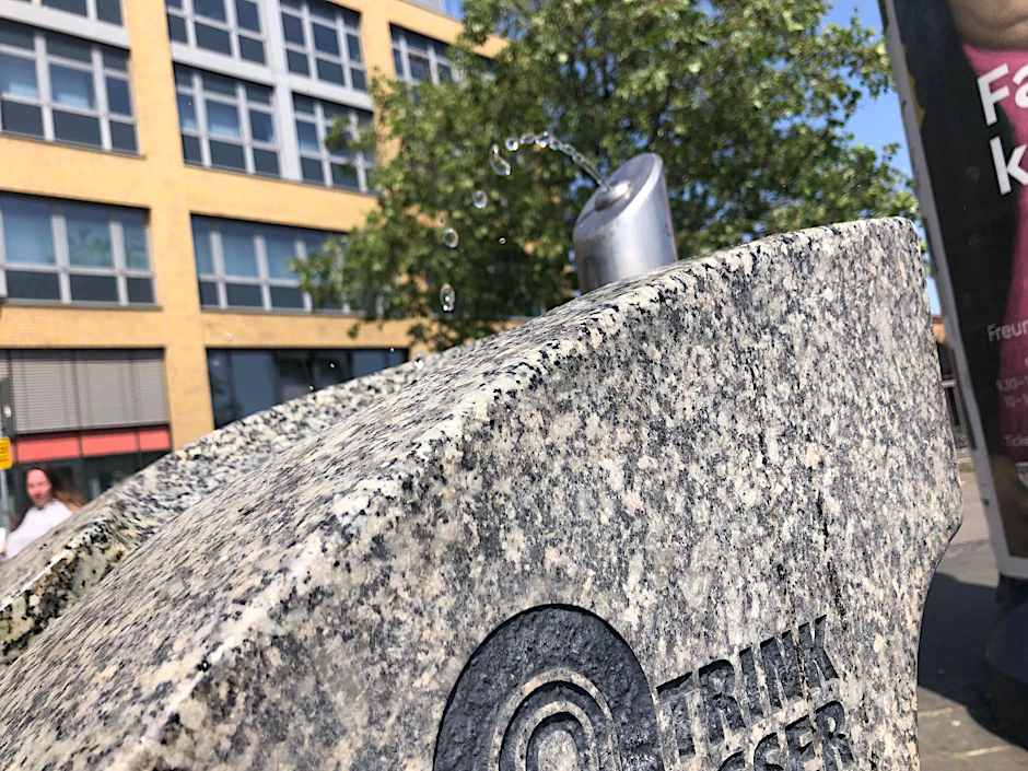 Ein Trinkbrunnen sprudelt in Potsdam.  
