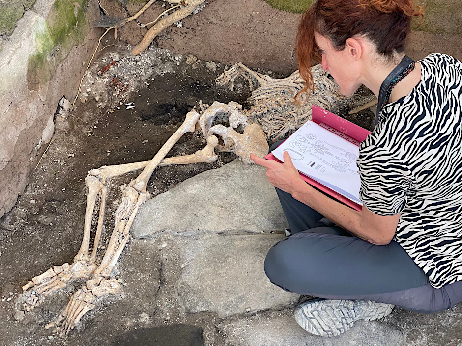 Die Forscher gehen davon aus, dass es sich bei den Skeletten um Überreste von zwei erwachsenen Frauen sowie einem Kleinkind im Alter von drei bis vier Jahren handelt.&nbsp;