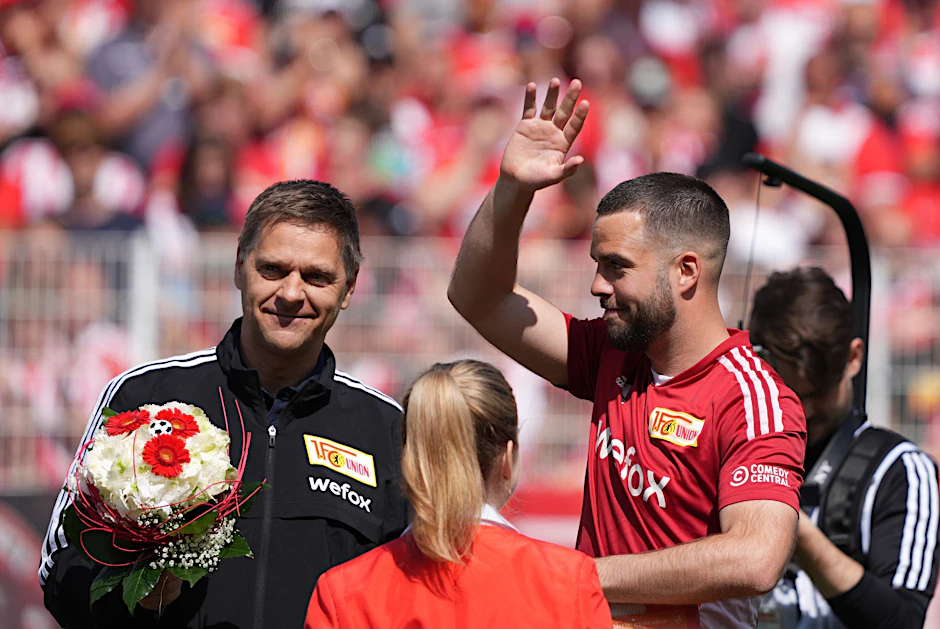 Oliver Ruhnert (l.) verabschiedete vor dem Spiel gegen Bremen die scheidenden Union-Spieler, hier Niko Gießelmann.