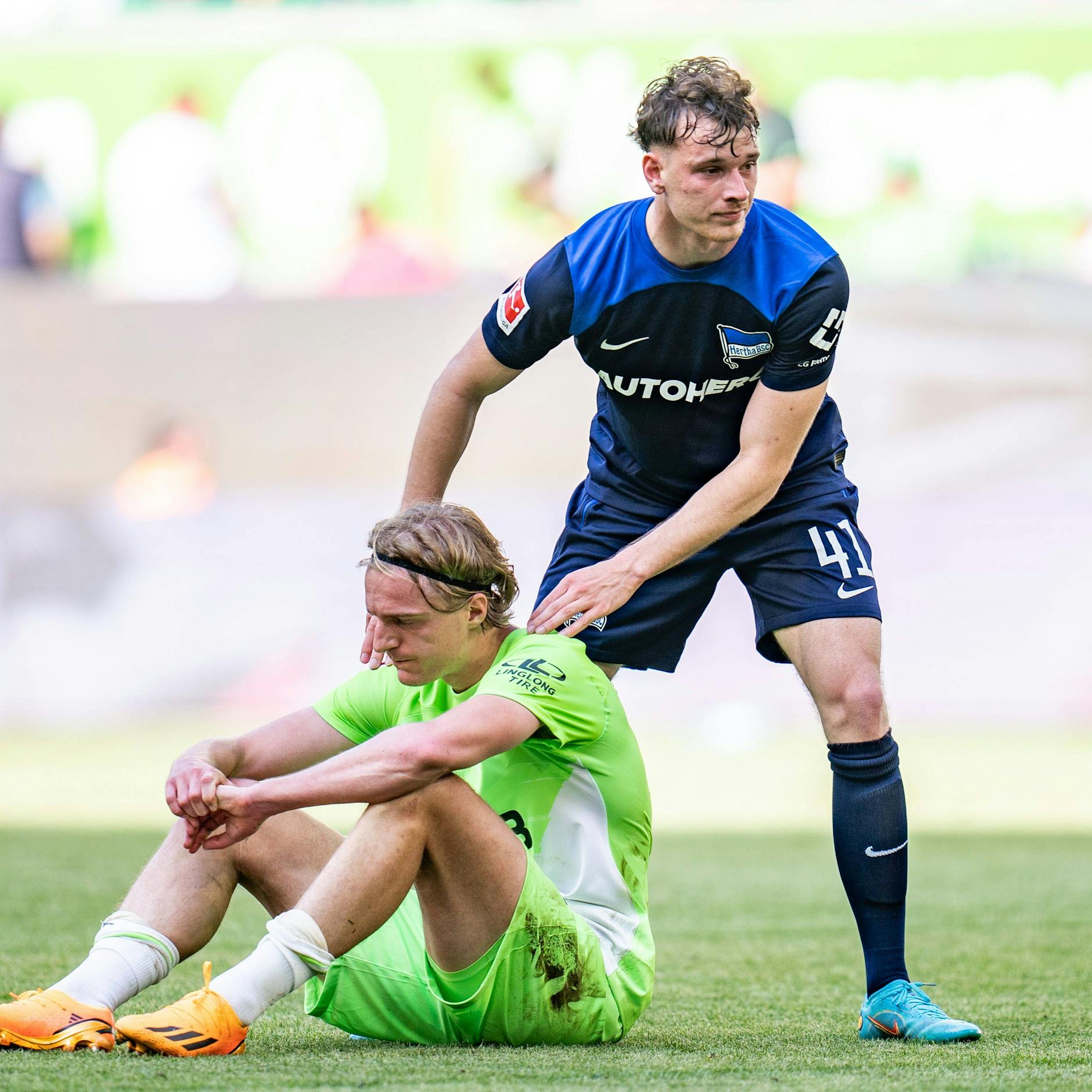Herthas Verteidiger Pascal Klemens feierte beim 2:1 in Wolfsburg sein Debüt. Nach dem Abpfiff tröstete er Wolfsburgs Sebastiaan Bornauw.