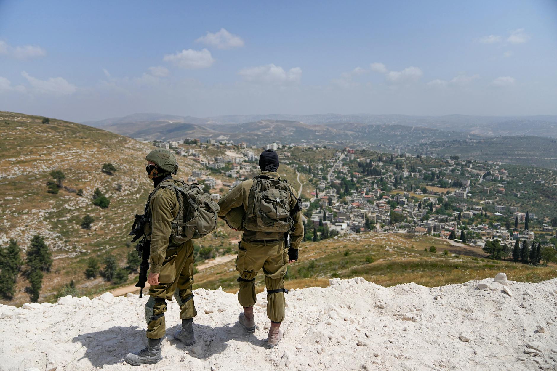 Israelische Soldaten bewachen eine Baustelle israelischer Siedler im nördlichen Westjordanland.