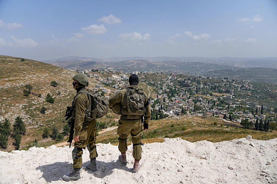 Israelische Soldaten bewachen eine Baustelle israelischer Siedler im nördlichen Westjordanland.