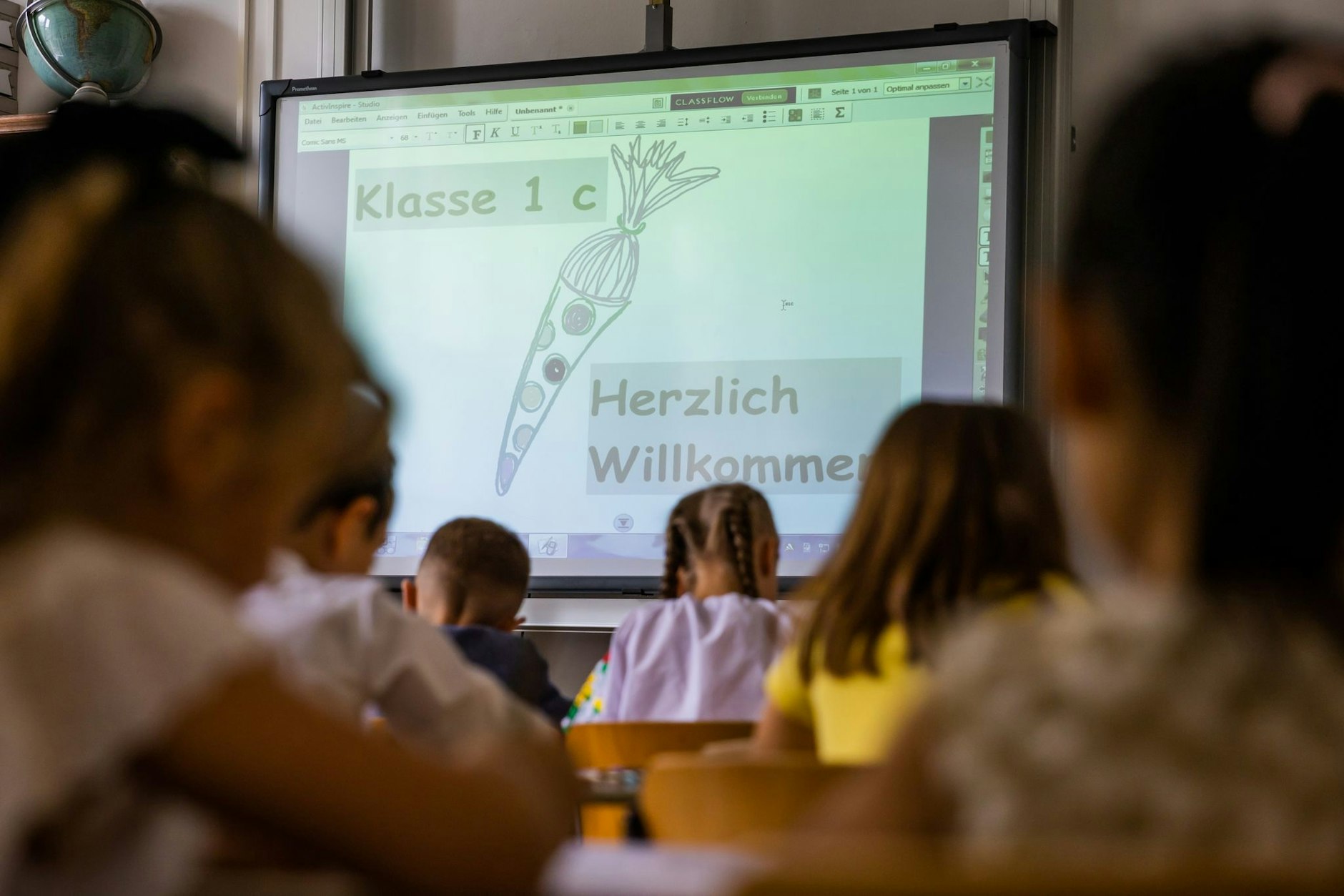 ARCHIV - «Klasse 1c. Herzlich Willkommen» steht bei der Einschulung auf dem Smartboard.  