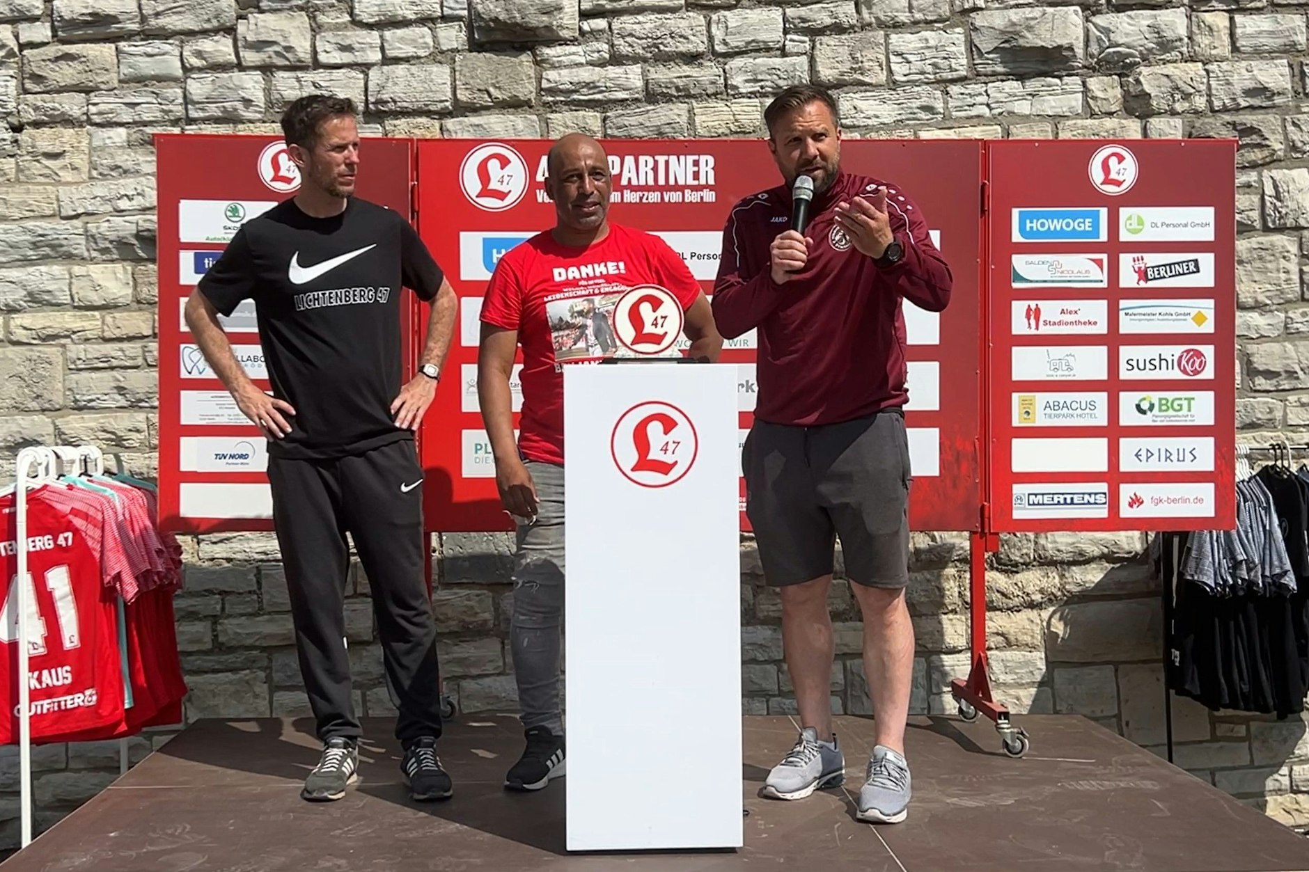 BFC-Trainer Heiner Backhaus entschuldigt sich bei Christian Beck auf der Pressekonferenz von Lichtenberg 47.