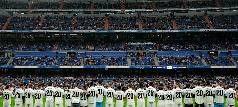 Spieler von Real Madrid tragen Trikots mit dem Namen ihres Mannschaftskameraden Vinicius Junior.  