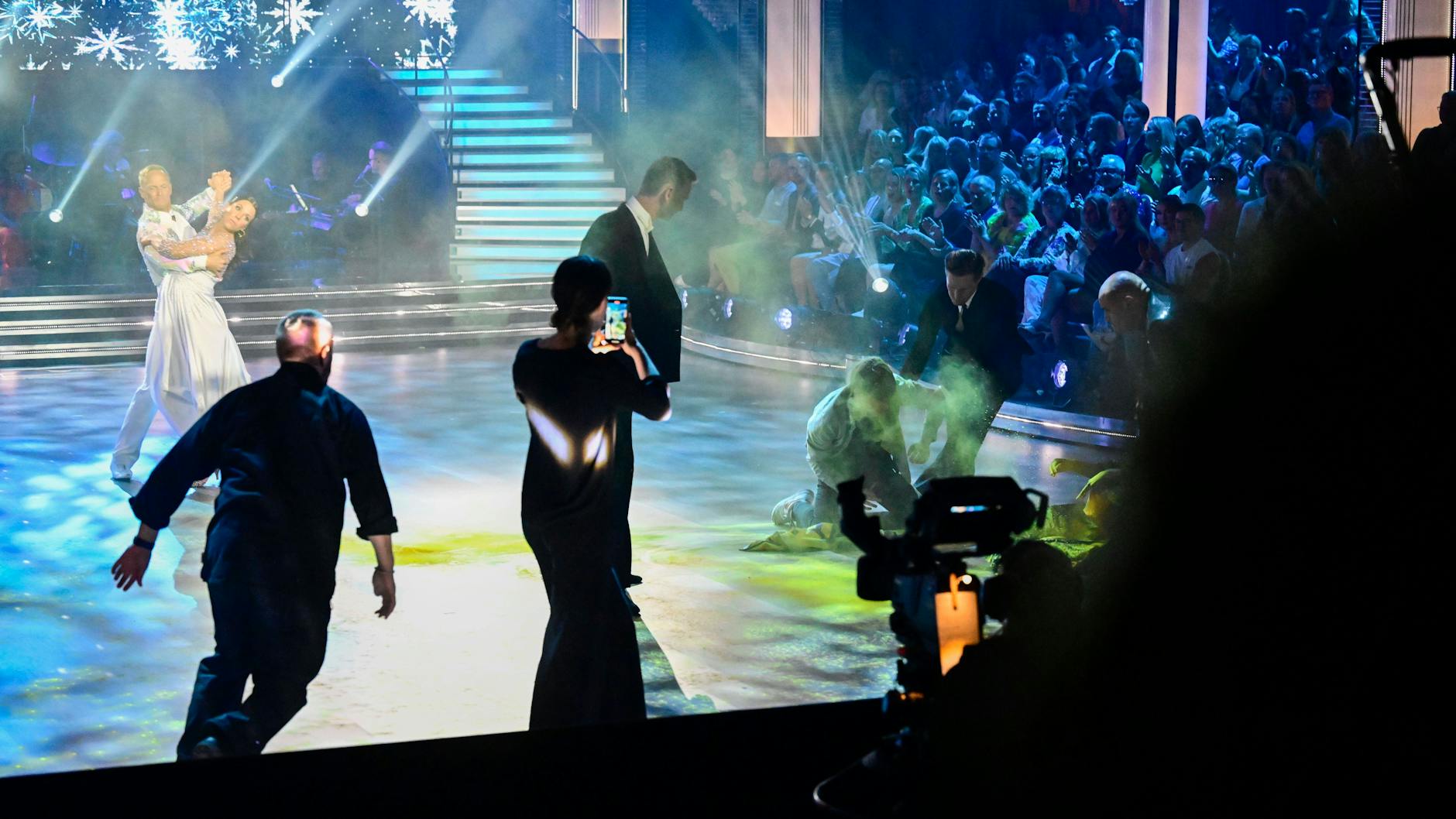 Während die schwangere Kalla tanzte, wurden die Klimaaktivisten überwältigt.