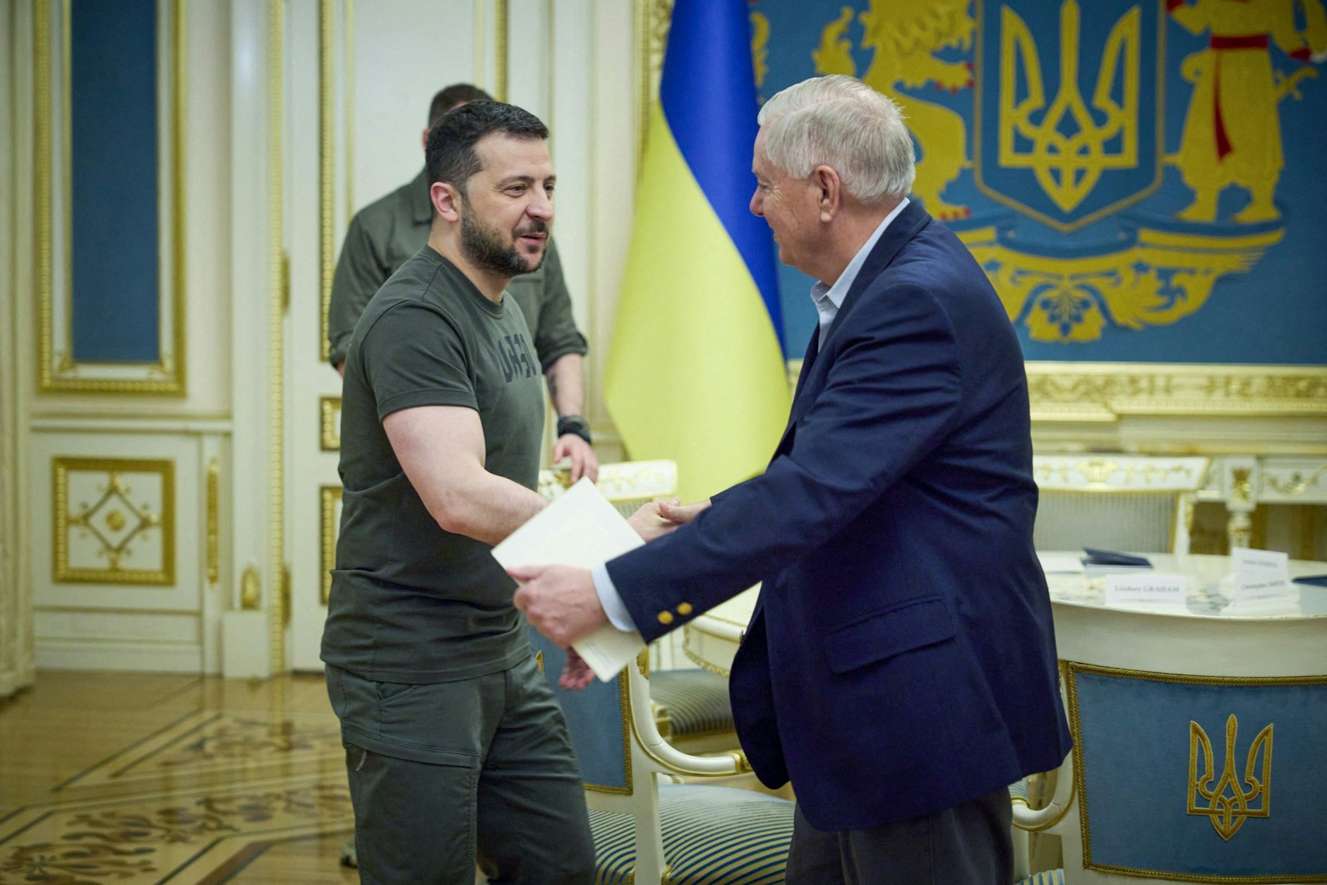 US-Senator Lindsey Graham schüttelt die Hand des ukrainischen Präsidenten Wolodymyr Selenskyj.