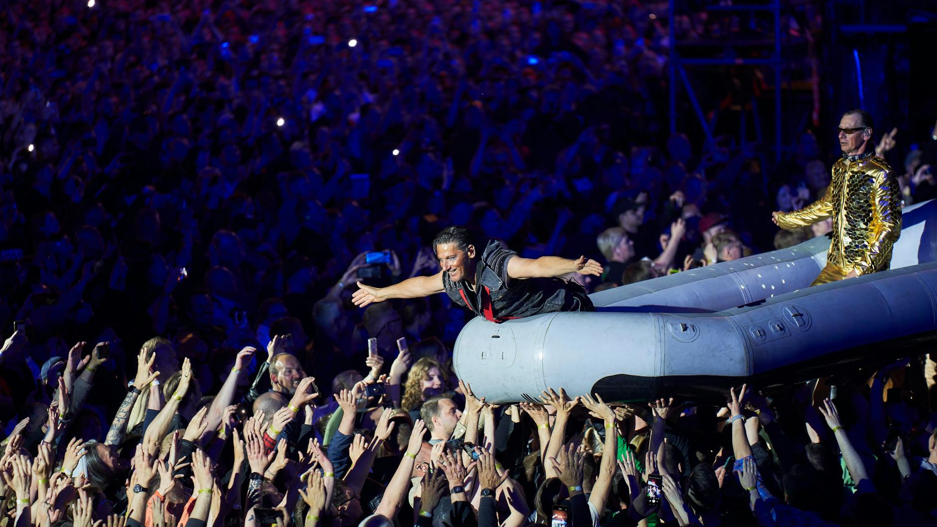 Nach einem kurzen Auftritt auf einer Bühne im Zuschauerraum geht es für die Rocker (hier: Schlagzeuger Christoph Schneider und Keyboarder Christian „Flake“ Lorenz) per Schlauchboot zurück auf die Hauptbühne.