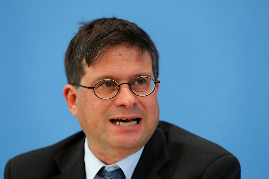 ARCHIV - Gideon Botsch nimmt an einer Pressekonferenz teil.  bild