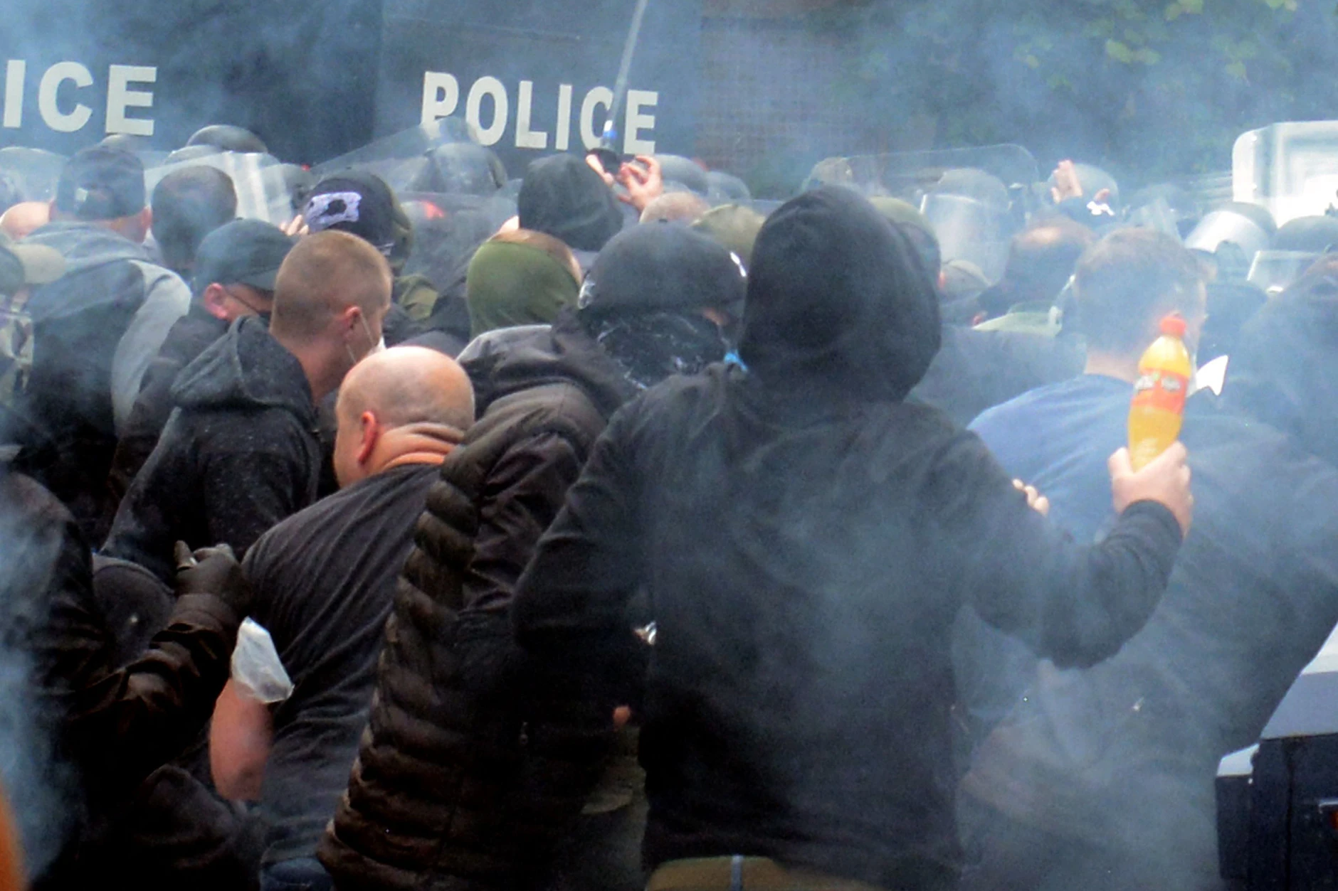 Serben versuchten am Montagmorgen, in dem Ort Zvecan in das Gebäude der Stadtverwaltung einzudringen.