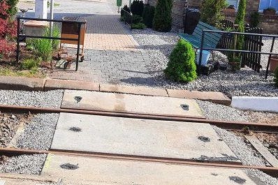 Der Mann hatte die Betonplatten völlig ehrenamtlich verlegt.